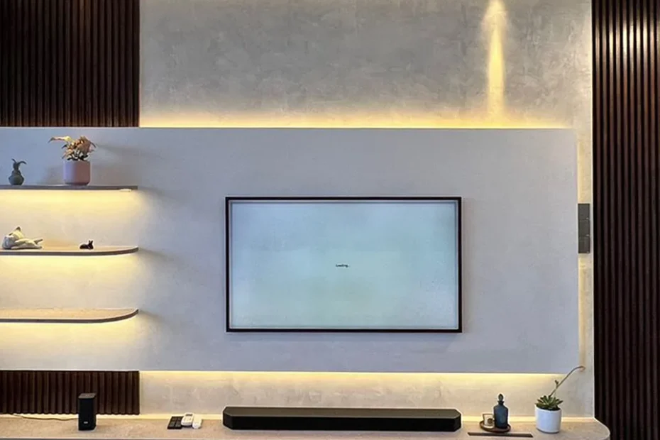 MacoAvell Vellplas MA01 with Silver matallic wax applied wall at TV wall